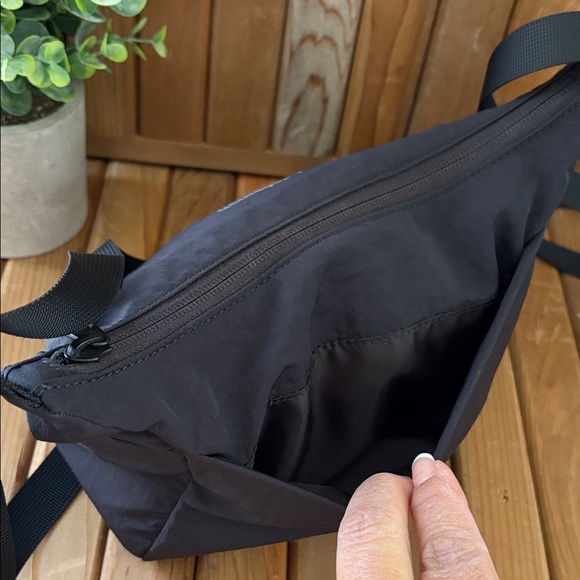Lululemon Everywhere Belt Bag Black Crossbody Waist Pack 1L - Picture 6 of 12